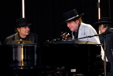 Bob dylan (born 1941) us singer, musician and songwriter. Bob Dylan (78) brengt nieuwe song uit - NRC