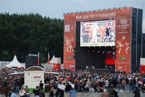 ˈpʌblɪk ˈvju:ɪŋ) ist eine im deutschen verwendete bezeichnung für die öffentliche liveübertragung von sportereignissen oder anderen events auf videowänden. EM 2008 Public Viewing - Foto im Hamburg Web