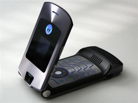 The motorola razr 5g is a new foldable, though technically it's a sequel to a sequel. Lenovo to bring back Motorola Razr flip-phones to ...