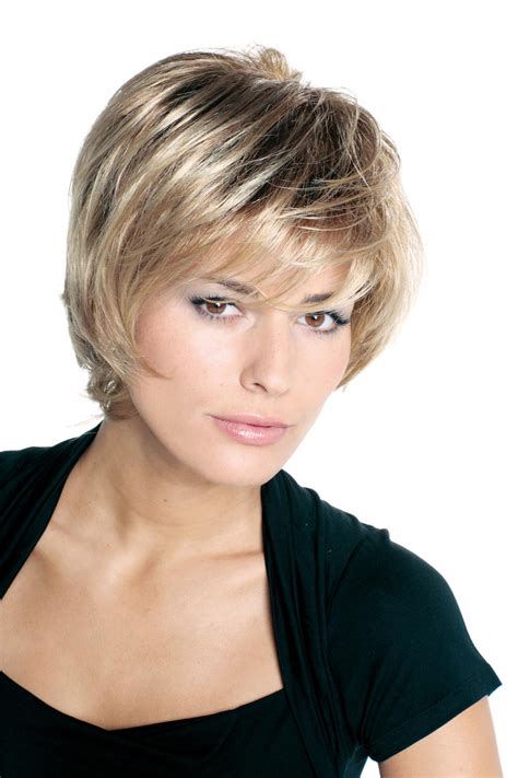 Bienvenue sur le site coupe de cheveux. coupe de cheveux carré court effilé avec frange