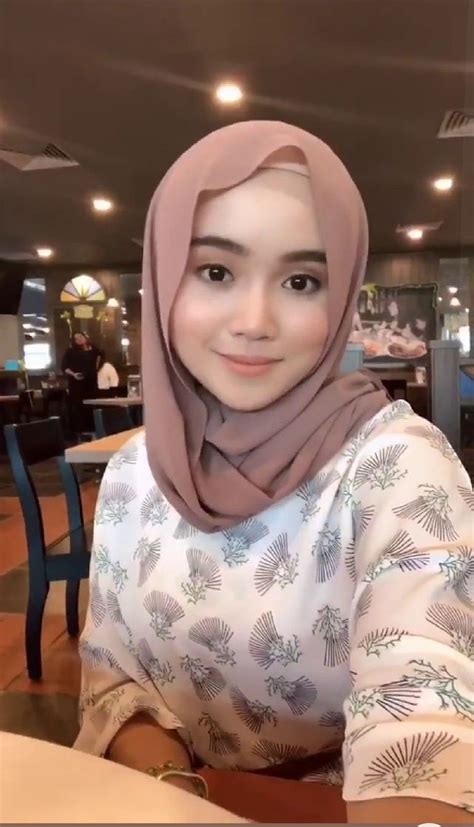 Wajah cantik berbalut jilbab putih lebar itu kian terlihat cantik saat pulas tertidur membuatku kian bernafsu. Pin di Jilbab cantik