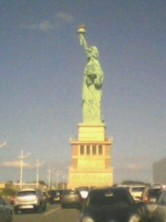 O monumento caiu sobre um poste da rede de energia elétrica e os bombeiros foram. Barra Velha - Foto de Estátua da Liberdade, Barra Velha ...