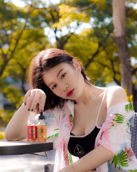 Vey memang terlihat sangat sensual ya disetiap keadaan, salah satunya difoto ini Potret Vey Ruby Jane, Si CEO FakGirl - VIPDomino Lounge