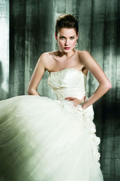 Abito da sposa in stile principessa romantico ed elegante, con corpetto beige e con scollatura a v molto sensuale, un abito da sposa con una silhouette lussureggiante e ampia gonna in organza, cinturino in vita con applicazioni in bianco prodotto sartoriale economico vendita online su vestiti da. Abiti da sposa economici - Divisione cerimonia