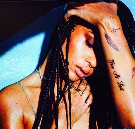 From her fashions shows to her tattoos, she always presents herself in stunning looks. Pin by Trinet Ayy on Mood | Zoe kravitz tattoos, Zoe ...