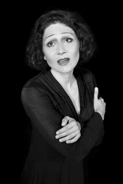 40, born 22 march 1981. Martha Issová jako Edith Piaf | Proměny | Pinterest