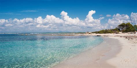 I definitely expected all the beaches on mallorca to be super crowded and full of sun loungers and in fact, most of the beaches i went to on mallorca were pretty quiet. Best Beaches in Mallorca | Balearic Beauties