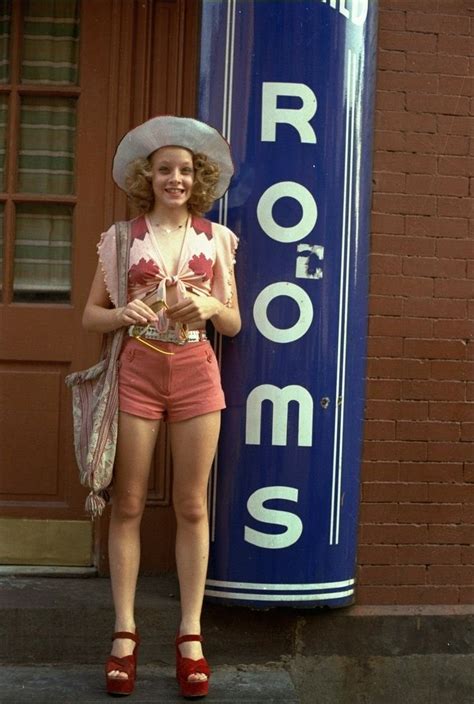 Jodie foster and robert de niro in taxi driver (1976). 22 Vintage Photos of a Young and Beautiful Jodie Foster on ...