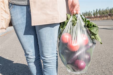 Yaptığı yatırımlar, yurt dışı ortaklıkları ve sosyal sorumluluk projeleri ile türkiye'nin önde gelen lider şirketlerinden biridir. Woman Holding A Plastic Bag Stock Photo - Download Image Now - iStock