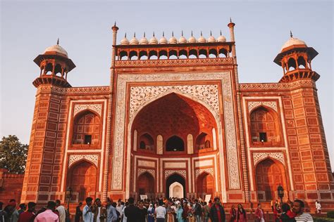 The taj mahal appears quite big from entrance gate which is farthest point. Best Way To Get To The Taj Mahal From The Us / Check out ...