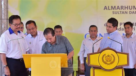 Aktor zainal abidin domba, 57 tahun, mengembuskan napas terakhir di rumah sakit sentra medika, cisalak, depok akibat menderita penyakit kanker usus. Terengganu: Sultan Mizan Rasmi Taman Herba Pasir Raja