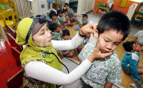 Maybe you would like to learn more about one of these? Penderita Tuna Rungu Murid SLB Diterapi Gratis oleh ...