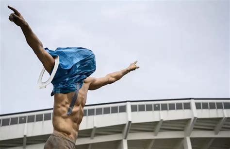 En particular, vandalizaron una estatua del jugador, inaugurada hace tan solo dos meses, en la que escribieron: "Muere, gitano": queman la estatua y una casa de Ibrahimovic por su traición al Malmo