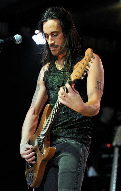 Tom morello … he'll see you in the moshpit. Pin van Veronica H op Nuno Bettencourt