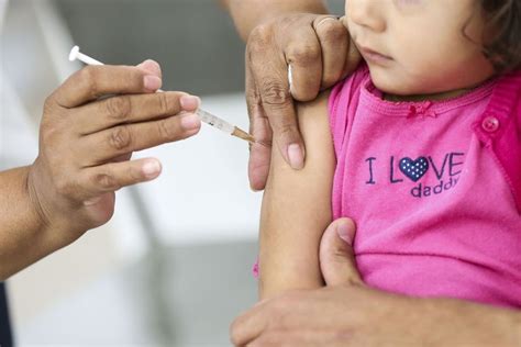 A defesa que a vacina provoca é de maior potência e de qualidade diferente da gerada por uma infecção natural. Dia D de vacinação contra o sarampo é neste sábado - Rádio ...