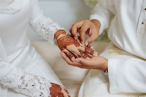 Seindah cincin nikah yang disematkan di jari tangan kedua mempelai. 7 Cara Berjimat Pengantin Baru Kena Lakukan Kalau Tak Nak ...