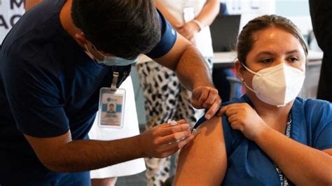 En este momento, el registro está habilitado a partir de 18 años y más. Una enfermera chilena contrajo el virus tras la primera ...