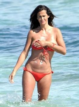Samantha De Grenet quasi “fuori di seno” in Sardegna ...