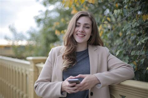 When she texts you back then you can flirt with her to make her smile. How To Make Your Girlfriend Happy Over Text - 8 Tips To ...