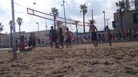 Du kommst nach hause, perfekt gebräunt. Walking in Barcelona: Playing volleyball with a NBA dream ...