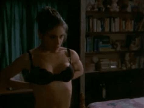 É uma cena de um episódio do seriado the outer limits que a alyssa fez em 1995. Alyssa-Milano-the-Outer-Limits.gif