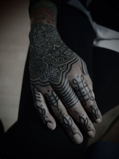 Heavy black work torso and arm piece. GUY LE TATOOER | Mendhi tattoo, Forever tattoo, Getting a tattoo