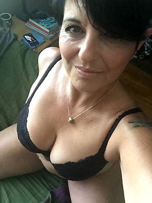 Lady in black masturbate big black dick and play with own titts and hairy pussy! Mature nude women selfis pussy picture