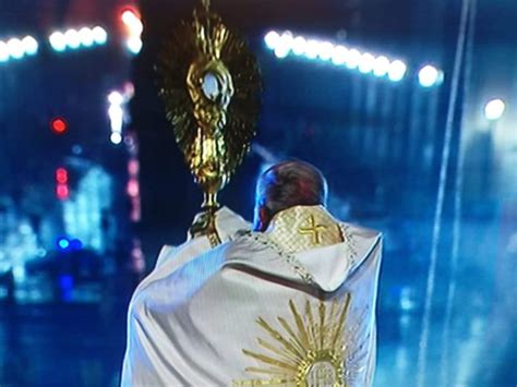 Prego per tutti i responsabili delle nazioni, delle aziende. Covid-19: Preghiera e benedizione Urbi et Orbi di Papa ...