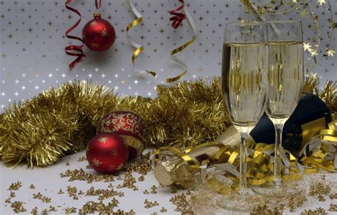 The best drinks for the holiday season. 10 excuses to drink champagne this Christmas and New Year ...