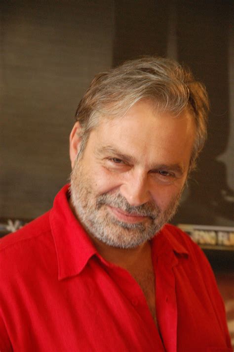 Lise son sınıfta okulunun tiyatro koluna girdi ve cahit gürkan'ın öğrencisi oldu. haluk bilginer #11326 - uludağ sözlük galeri