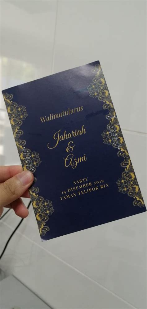 Kebiasaanya di dalam kad kahwin mengandungi nama pengantin, nama ibu bapa pengantin, tarikh majlis perkahwinan, alamat majlis dan di sertakan peta ke tempat diadakan majlis perkahwinan. Kad Kahwin Murah - MURAH PRINT