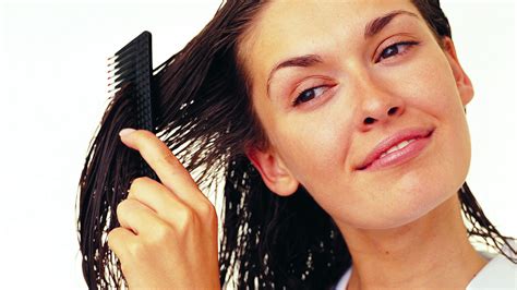 Schon seit tausenden jahren nutzen die menschen rizinusöl. Beauty-Allrounder Rizinusöl: 10 Anwendungs-Tipps für Haare ...