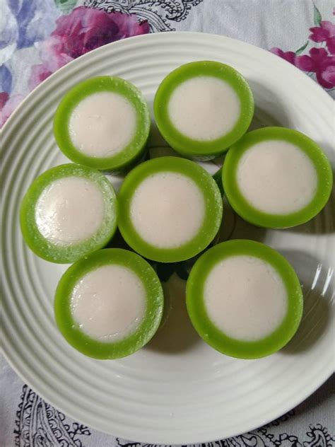 Ambil 6 helai daun pandan dan kisar bersama setengah cawan air. Resepi Kuih Nona Manis - My Resepi