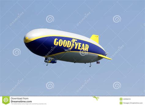 In 1916, the goodyear tire and rubber company purchased land near akron, ohio, to build a plant that could produce airships. De Goodyear-Zeppelin NT redactionele foto. Afbeelding ...