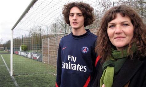 Este prizonierul lor! mama unui star de la psg, discurs critic la adresa conducerii clubului. Rischio Rabiot: mamma Veronique è peggio di Wanda, che ...