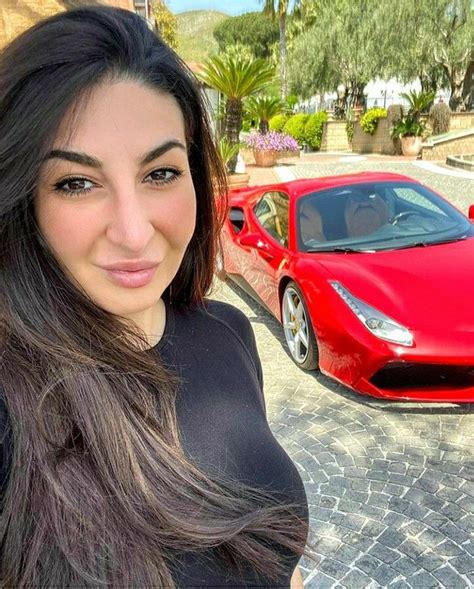 Milf incredibile con grandi tette si masturba cazzo enorme. Ferrari e donne【2020】