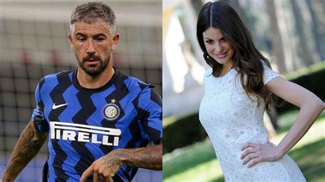 A tre anni dalla scomparsa dell'ex compagno davide astori, la donna infatti è stata immortalata in alcuni scatti pubblicati sul settimanale chi in compagnia del. Fioretti e Kolarov insieme: bufera social sulla vedova Astori