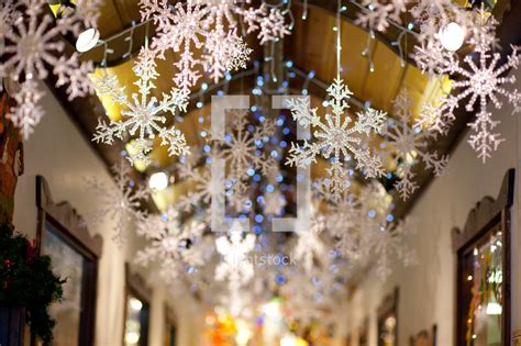 Perfect for christmas and fantastic for any celebrations.greatly increase the festive atmosphere for you and your families. Snowflakes hanging from a ceiling — Photo — Lightstock