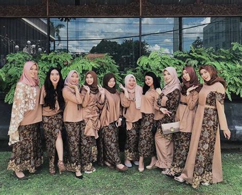 Berikut ini kami akan hadirkan lebih banyak lagi kombinasi menarik sebagai bahan inspirasi sahabat di rumah. 50+ Model Baju Gamis Batik Kombinasi Kain Polos Terbaru ...