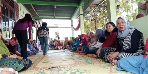 Dalam cerita tersebut, pada bulan tersebut tiwi mendapatkan arisan kelas, akan tetapi dirinya bingung untuk menggunakan uang hasil dari arisan tersebut. Pentingnya Ikut Arisan PKK dan Dasawisma Ibu-Ibu di Kampung