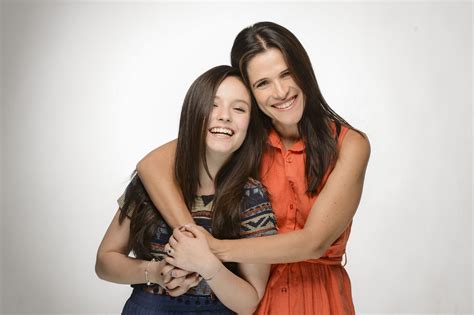 Umur 19 tahun) merupakan aktris dan penyanyi berkebangsaan brasil.telah membuat film, voiceovers dan sinetron, dan karyanya yang paling penting untuk berpartisipasi dalam telenovela carrossel. Fala Sério, Mãe! | Discografia de Larissa Manoela - LETRAS ...