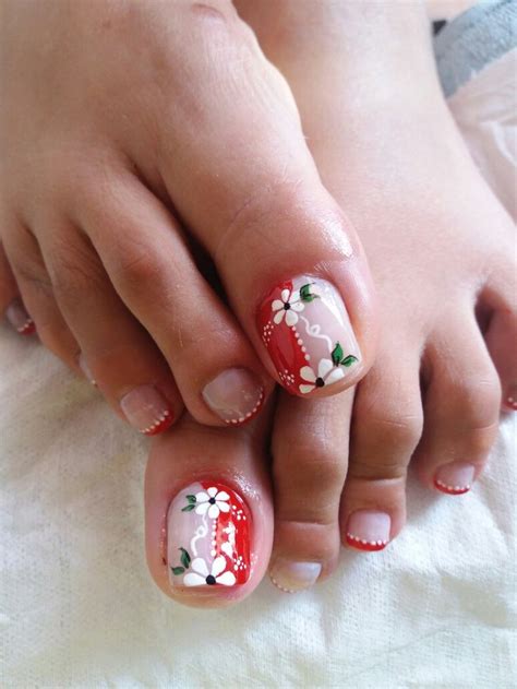 Las uñas decoradas solo lucen bien en unos pies perfectos, que se muestren limpios e hidratados, y que la uñita tenga la forma y el tamaño adecuados. Pin de Valeria en Cheveux bouclés | Diseños para uñas del ...