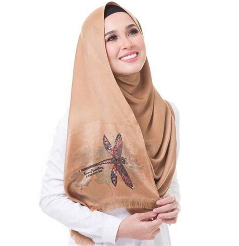 Fatimah rohani binti ismail nama popular: Cantiknya Emma Maembong dengan tudung lukisan sendiri (23 ...