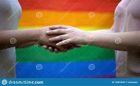 Het college van burgemeester en wethouders heeft dit dinsdag besloten naar aanleiding van een verzoek van d66. De Lesbische Handen Van De Paarholding, Regenboogvlag Op ...