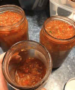 This easy homemade salsa is a real crowd pleaser, y'all. Easy salsa recipe - 99easyrecipes