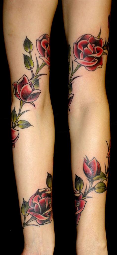 The damask rose is a deciduous shrub growing to 2.2 metres (7 ft 3 in) tall, the stems densely armed with stout, curved prickles and stiff bristles. Pin on Body Painting and Tatoos