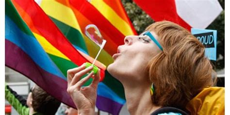 Las banderas con los colores del arcoiris sirven como herramienta de. Día Internacional del Orgullo LGBT 2020: ¿por qué se ...