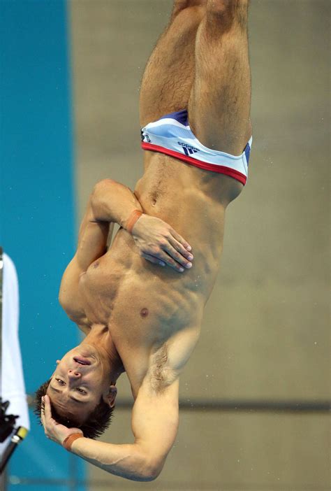 Just olympic champ @tomdaley1994 knitting in the stands while watching the diving, the official olympics twitter account wrote with a picture of daley. go see GEO ...: Tom Daley came Fourth at the London ...