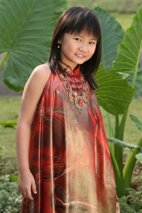 (us, canada, australia, new zealand) a person from or with ancestry in east or southeast asia, (recently) also including, with ancestry in south asia. Niña asiática imagen de archivo. Imagen de modelo, feliz ...