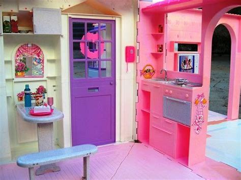 Pasa un buen rato con este nuevo juego de vestir a barbie y escoge el look de súper heroína para cada miembro de la familia. Pin de Regina en Barbis cosas | Cosas de barbie, Juguetes y Muebles y accesorios